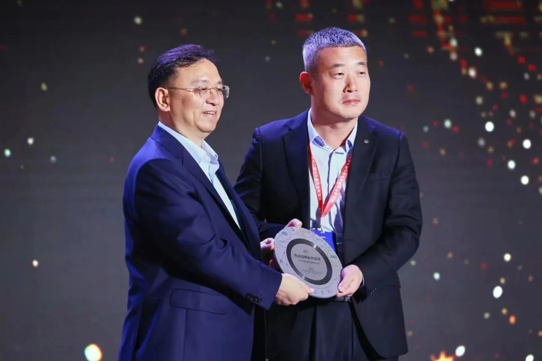 TCL華星車載屏品質交付，獲比亞迪“杰出戰略合作伙伴”大獎